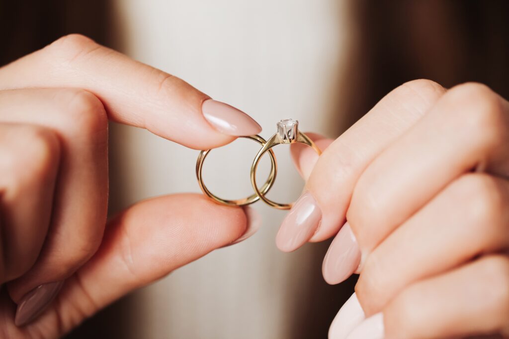 婚約指輪と結婚指輪の違いの全知識！選び方と相場も解説